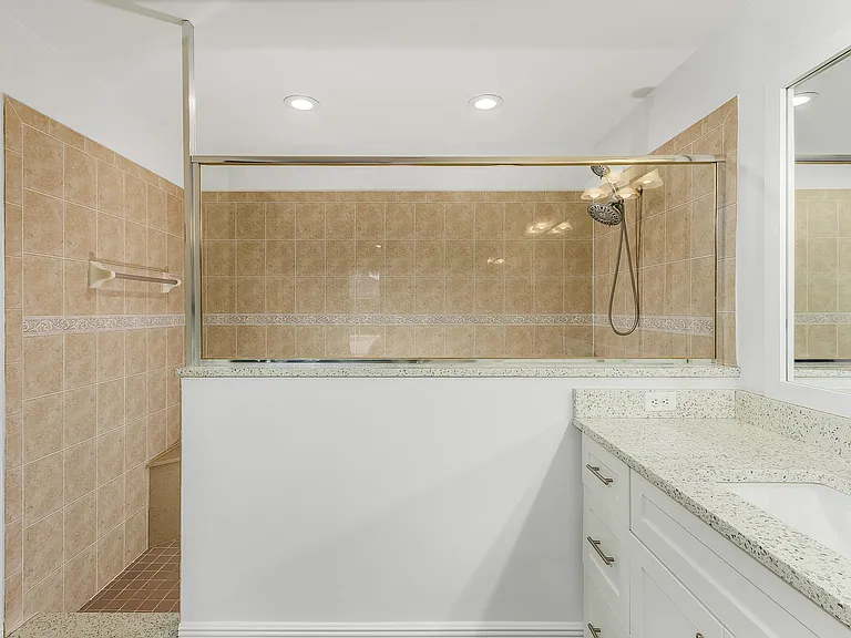 1910 SW 39th St — Photo 17