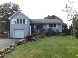 40 Amapola Ln, Kings Park, NY 11754