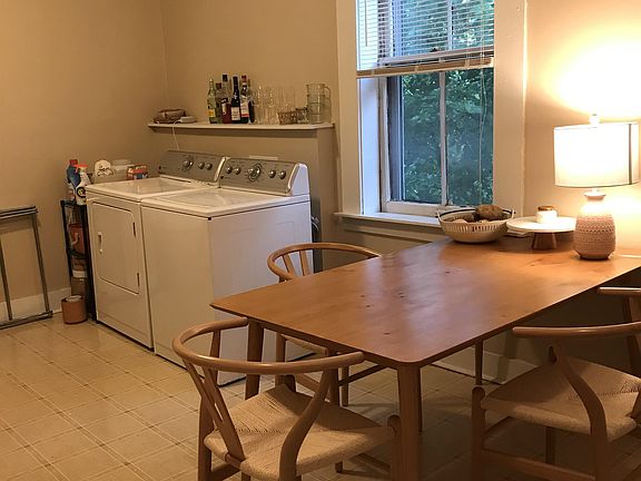 Kitchen eating area