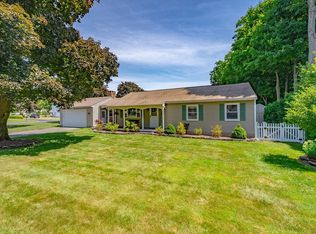 184 Parkview Dr, Agawam, MA 01001