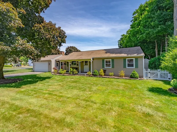 184 Parkview Dr, Agawam, MA 01001