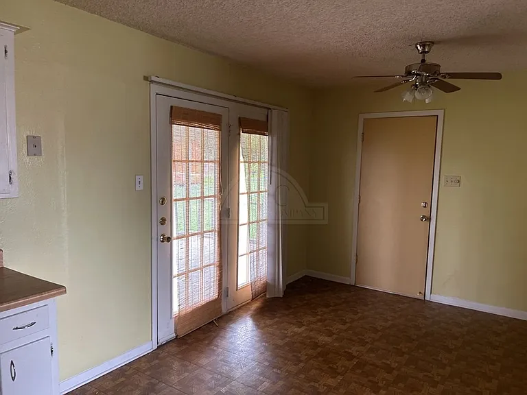 820 Michelle Dr — Photo 10