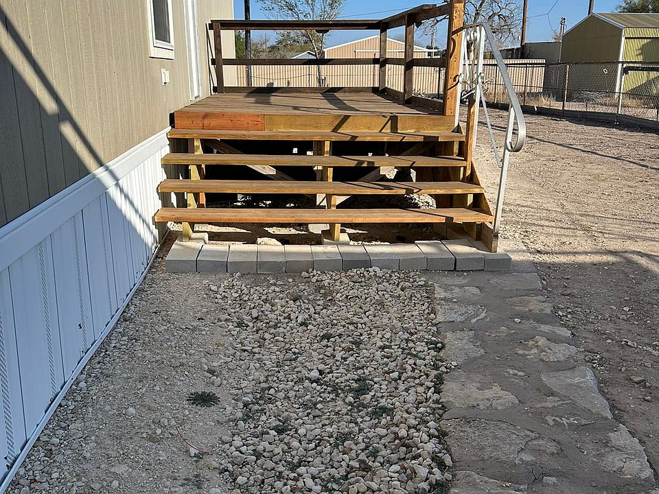 Welcoming front porch deck.