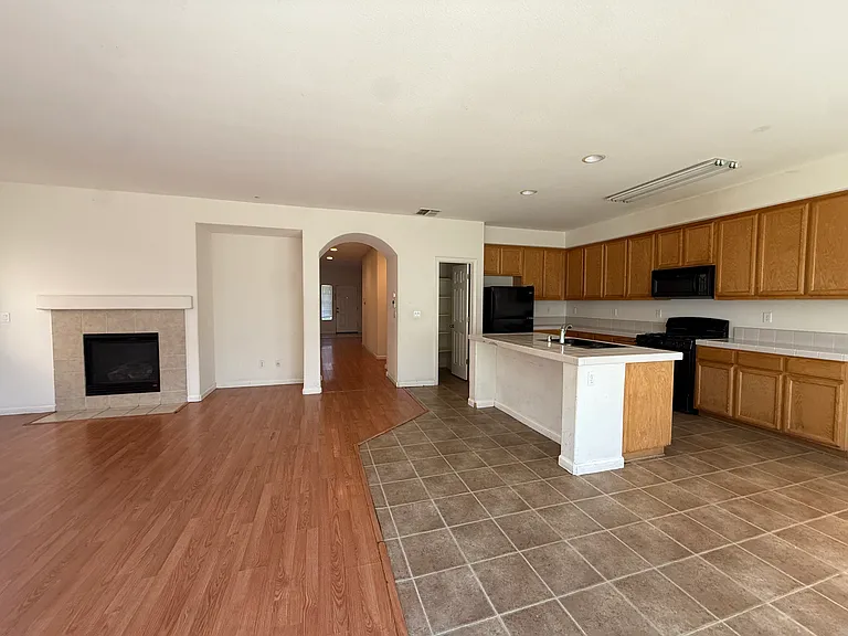 1372 Derby Ct — Photo 10