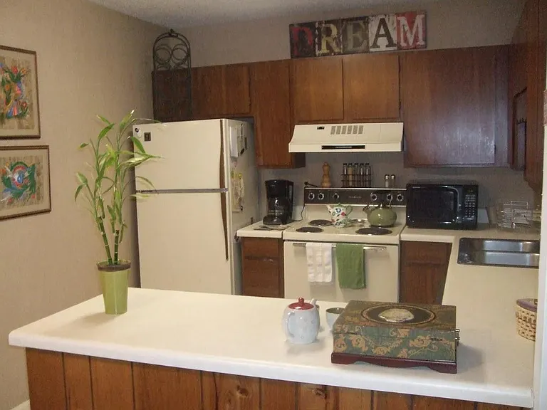 Essex Square Apartments — Photo 1
