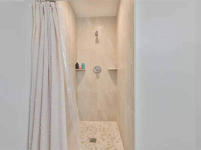 2331 W Chestnut St — Photo 23