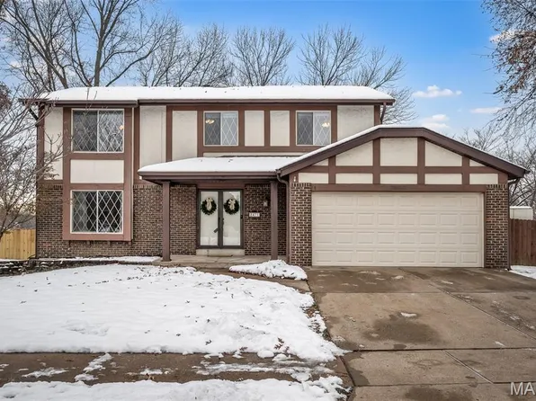 2471 Pheasant Run Dr, Maryland Heights, MO 63043
