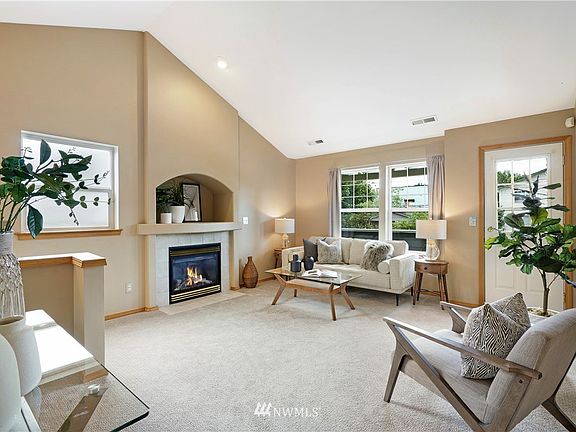 Comfortable and relaxing living room with gas fireplace.