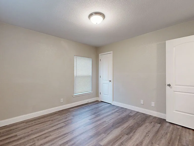 906 Estelle Ave — Photo 11