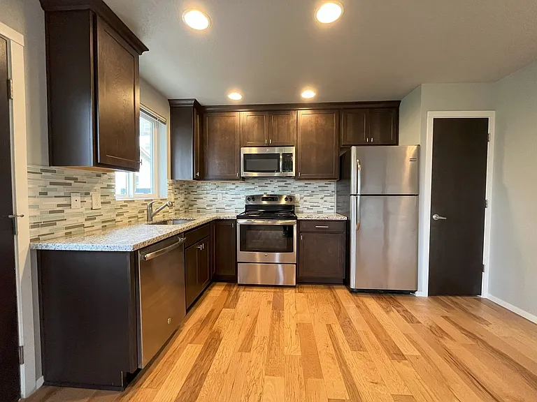Charming SE Bungalow 3 Bed 2 Bathroom with Washer & Dryer — Photo 6