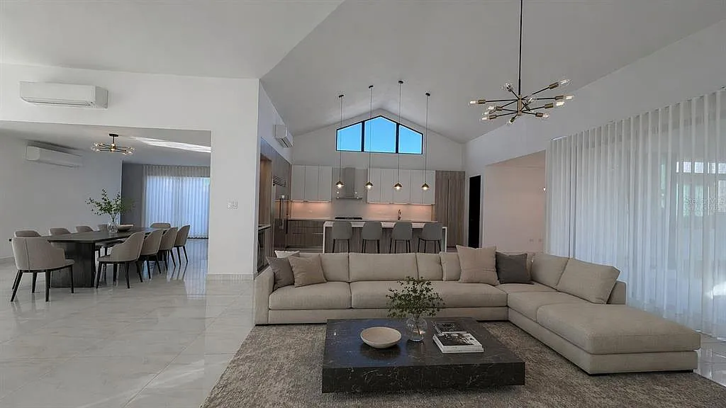 5 bed, 5.5 bath, 5500 sqft, $15,000 — Photo 4