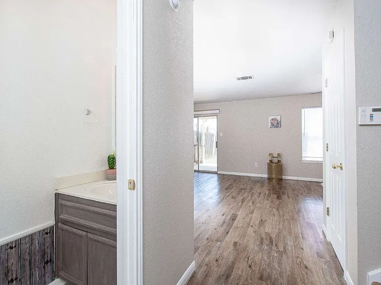 402 Deloris Dr — Photo 10