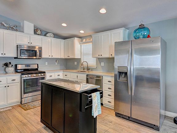 Gorgeous Kitchen w/Quartz
