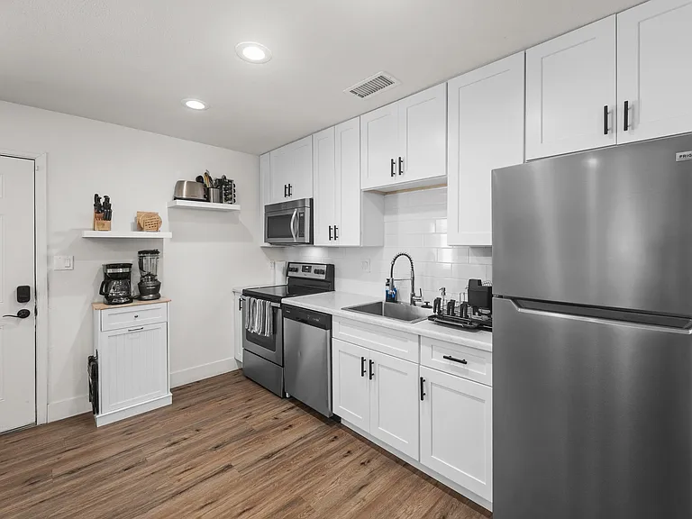 1110 E Polk St #4 — Photo 9