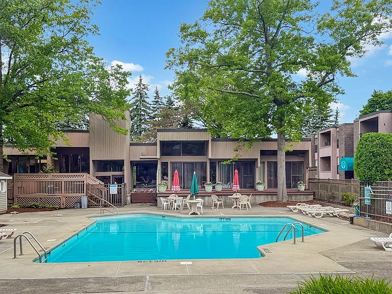 22 Shrewsbury Green Dr #I — Photo 14
