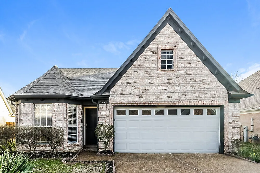 3 bed, 2.0 bath, 1338 sqft, $1,685 — Photo 1