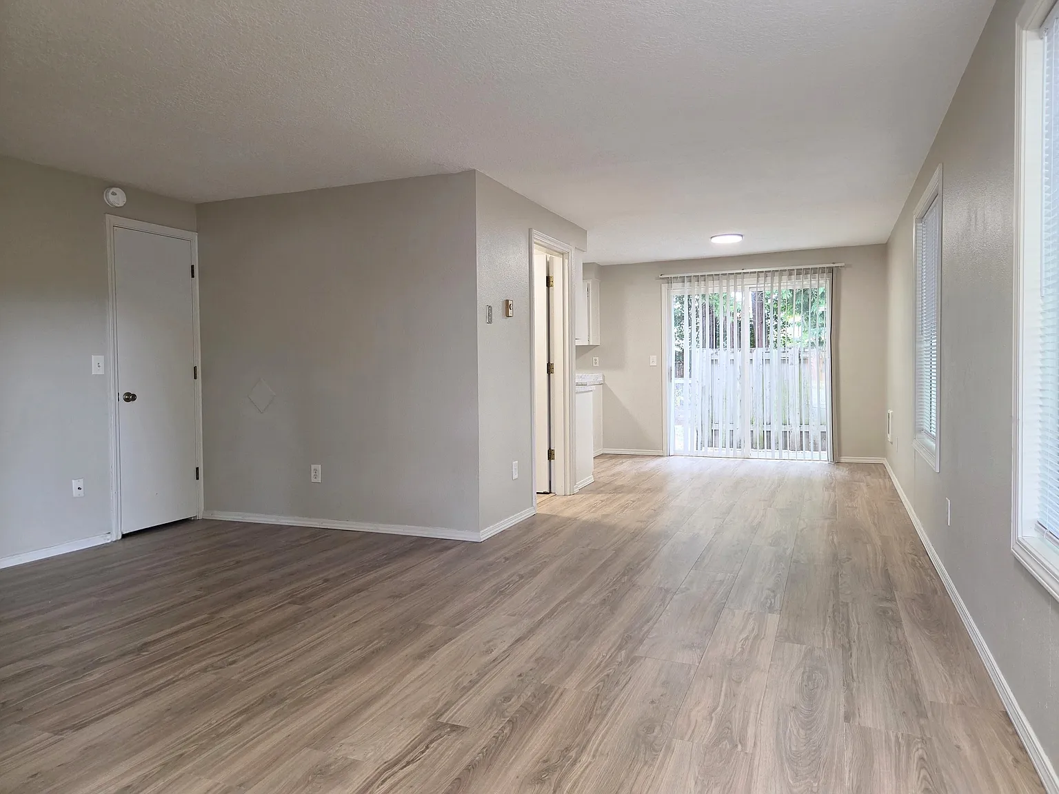 3 bed, 1120 sqft, $2,100 — Photo 2
