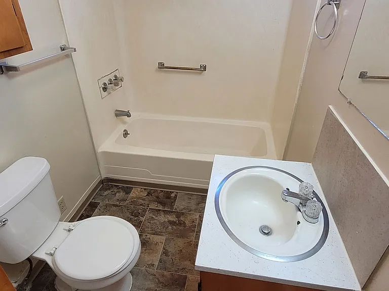 221 N Holly St — Photo 9