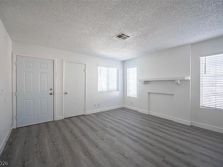 921 Snug Harbor St #D — Photo 8
