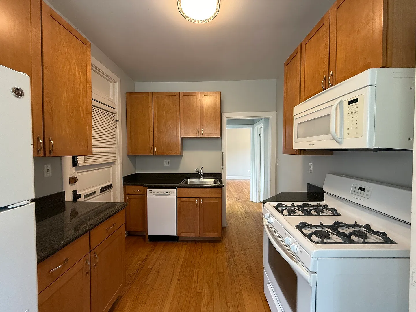 1 bed, 900 sqft, $1,750 — Photo 2