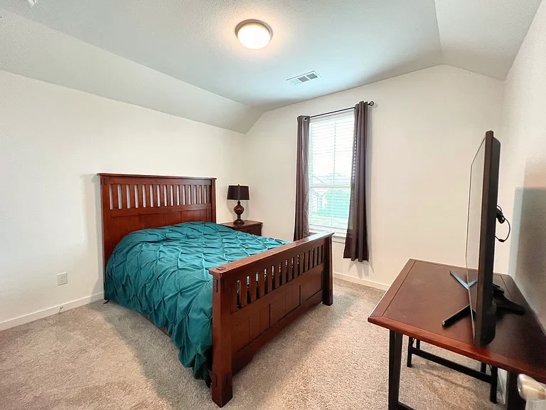 2410 Doncaster Dr — Photo 11