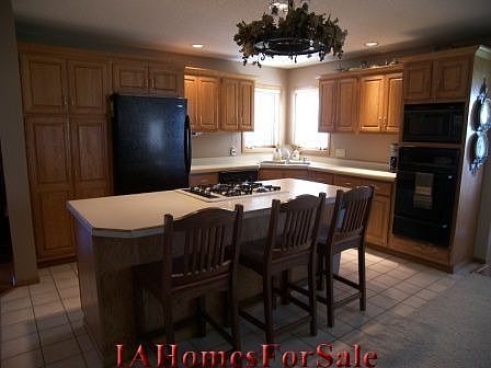 Kitchen - pantry and under-counter shelves are all pull-out shelving
