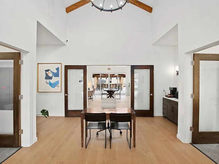 Pacific Valley Apartments — Photo 10