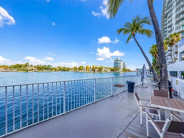 5880 Collins Ave #1007 — Photo 25