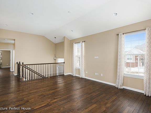 4th image of 2557 Dunraven Ave