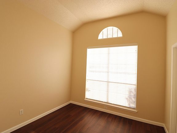 3rd image of 1901 Crawford Dr