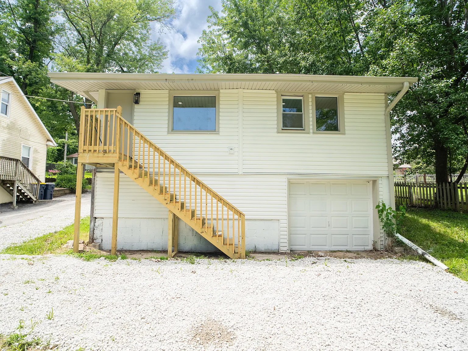 3 bed, 1055 sqft, $1,984 — Photo 3
