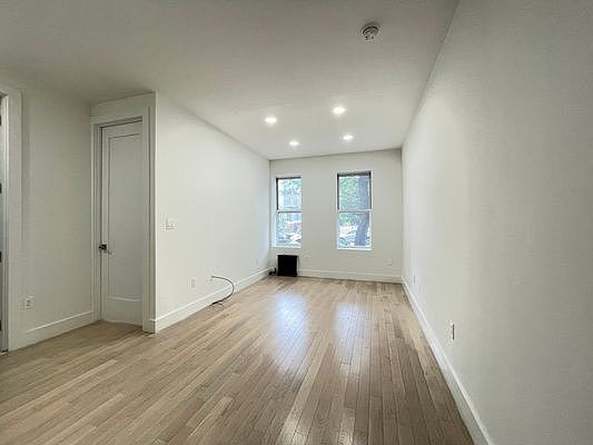 2nd image of 975 Washington Ave #B1