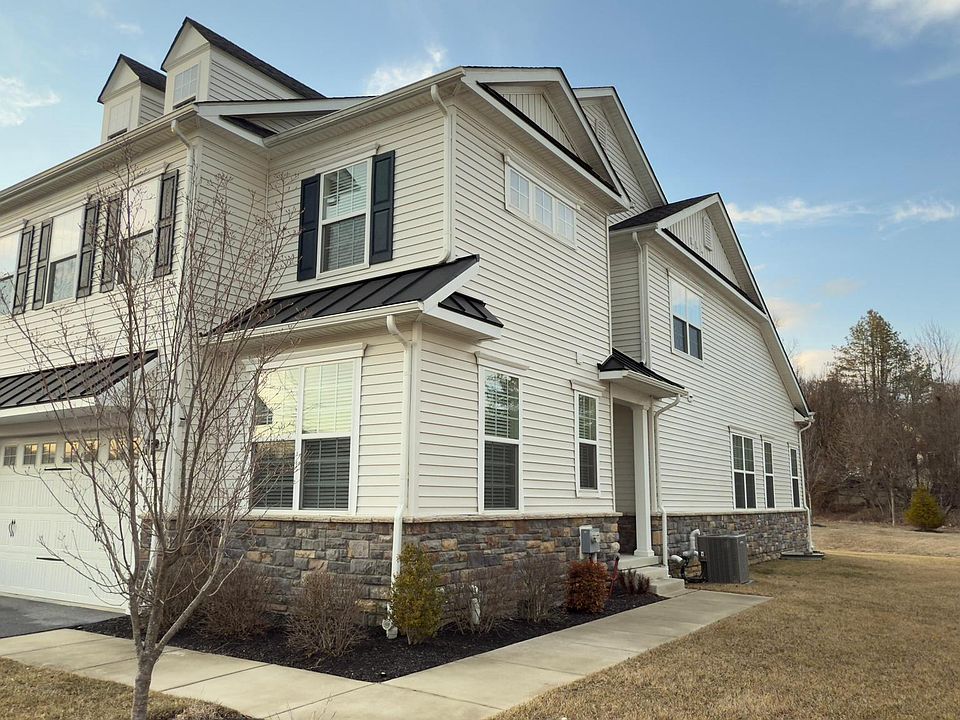 2nd image of 443 Lee Pl