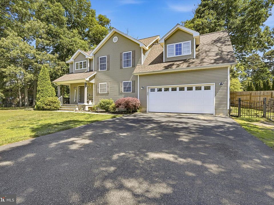 1st image of 4 Greenbriar Dr