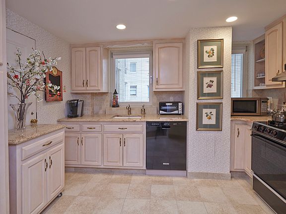 3rd image of 880 5th Ave APT 8L