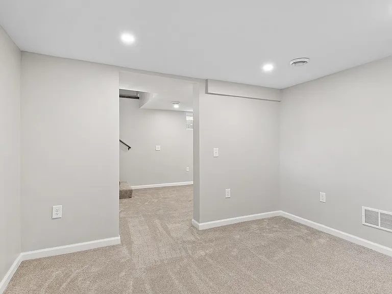 216 W 32nd St — Photo 23