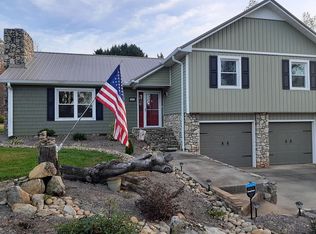 960 36th Avenue Ct NE, Hickory, NC 28601