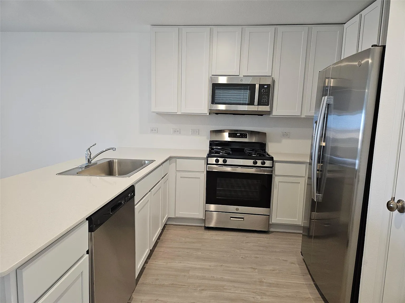 3 bed, 2.0 bath, 1350 sqft, $1,660 — Photo 4