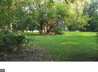 1040 Woodbury Dr, Saint Paul, MN 55125