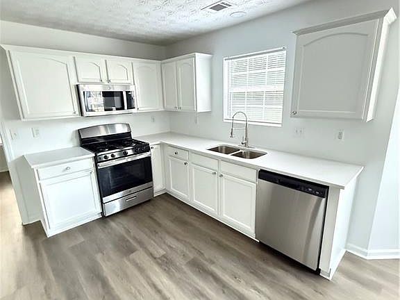 5th image of 970 Harbins View Dr