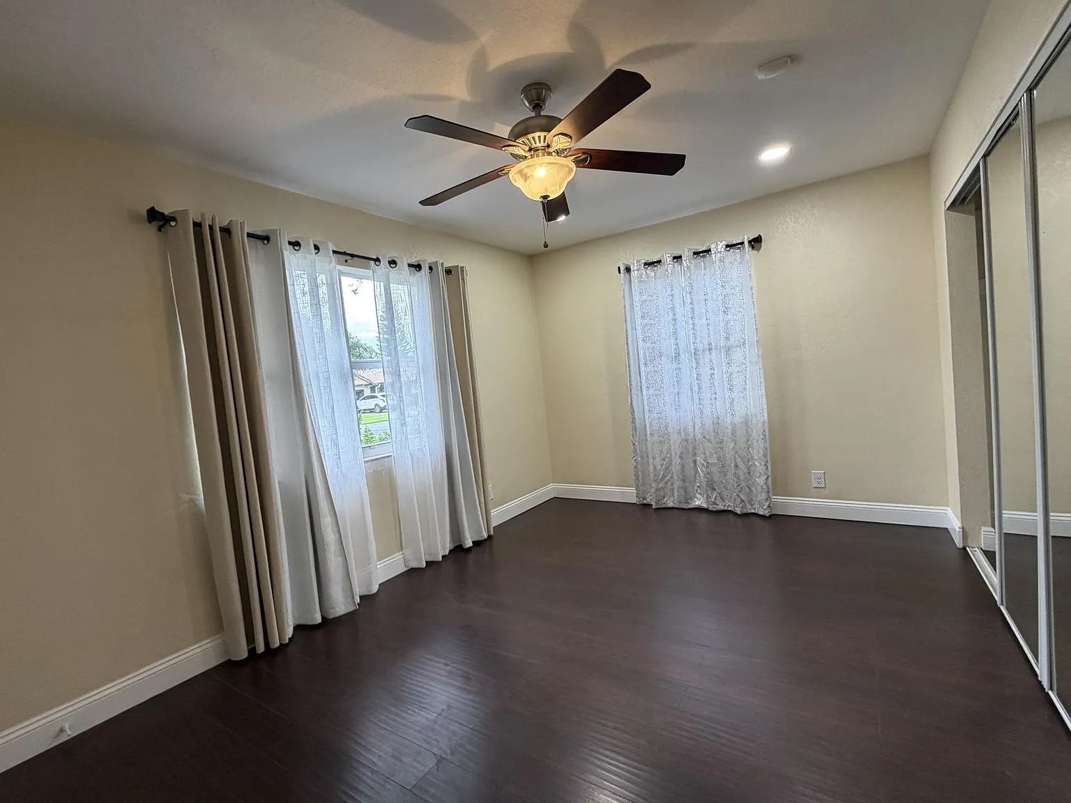 3 bed, 2.0 bath, 1451 sqft, $3,250 — Photo 4