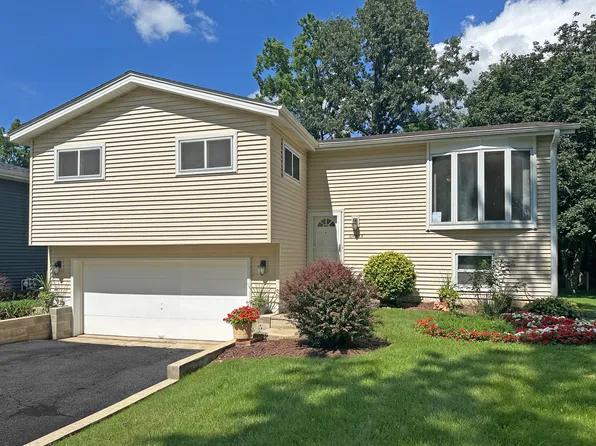 N335 Cottonwood Dr, Wheaton, IL 60187