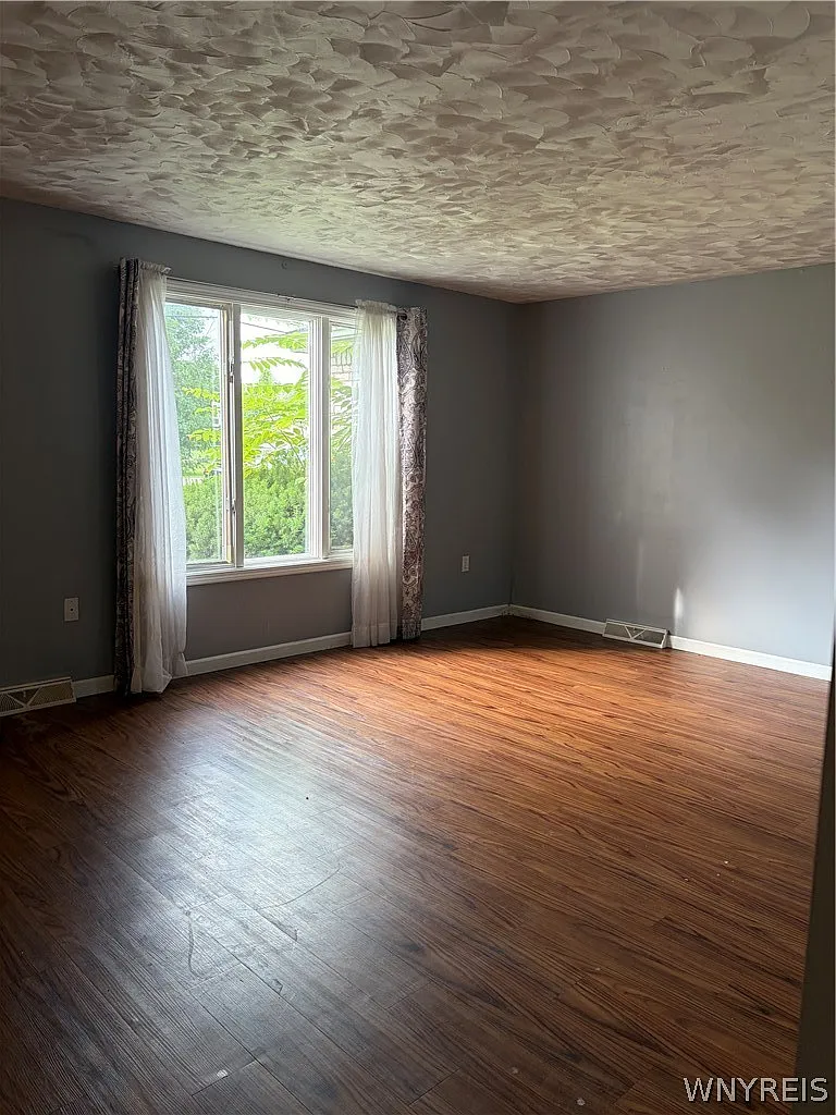 3 bed, 2.0 bath, 1977 sqft, $1,950 — Photo 2