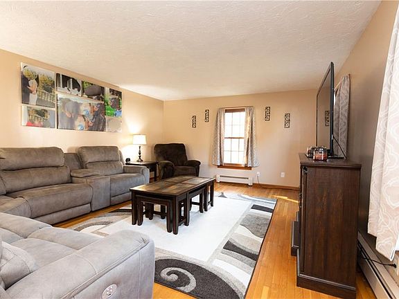 3rd image of 41925 Earlene Ct