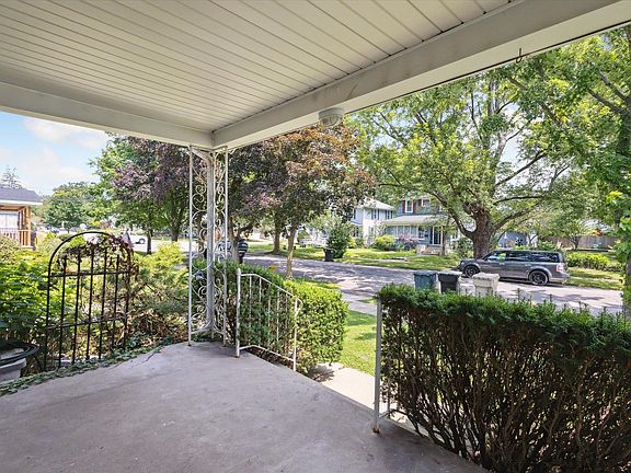 3rd image of 2135 Inglewood Pl