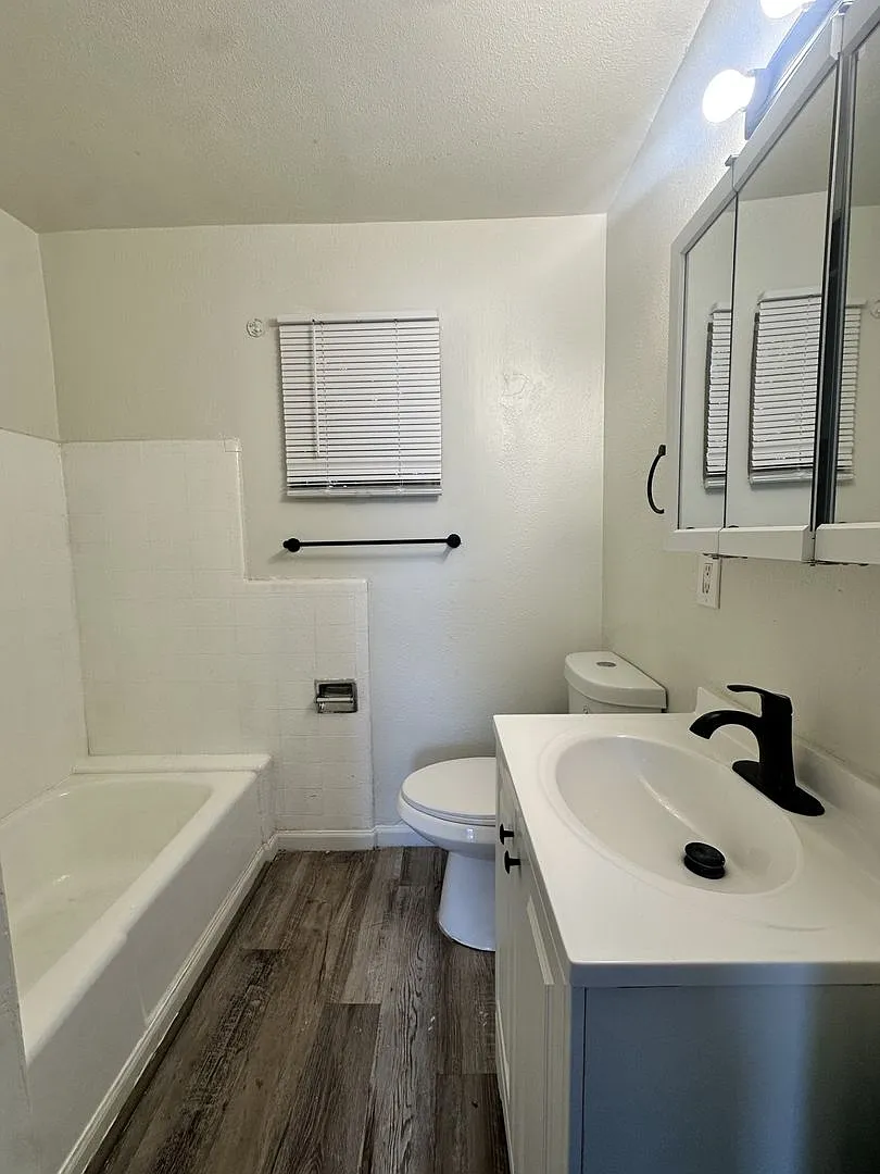 Studio, 1.0 bath, $879 — Photo 4