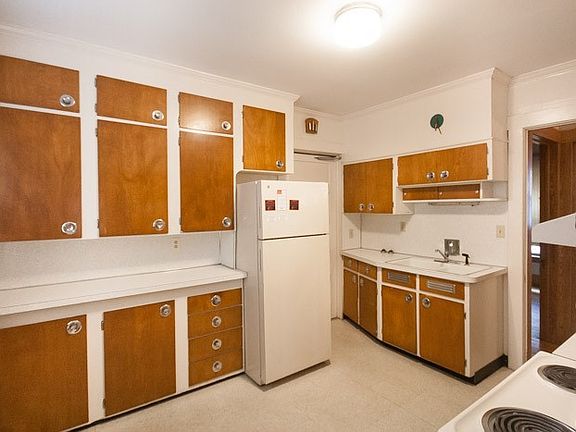 2nd image of 560 Clarendon St #64