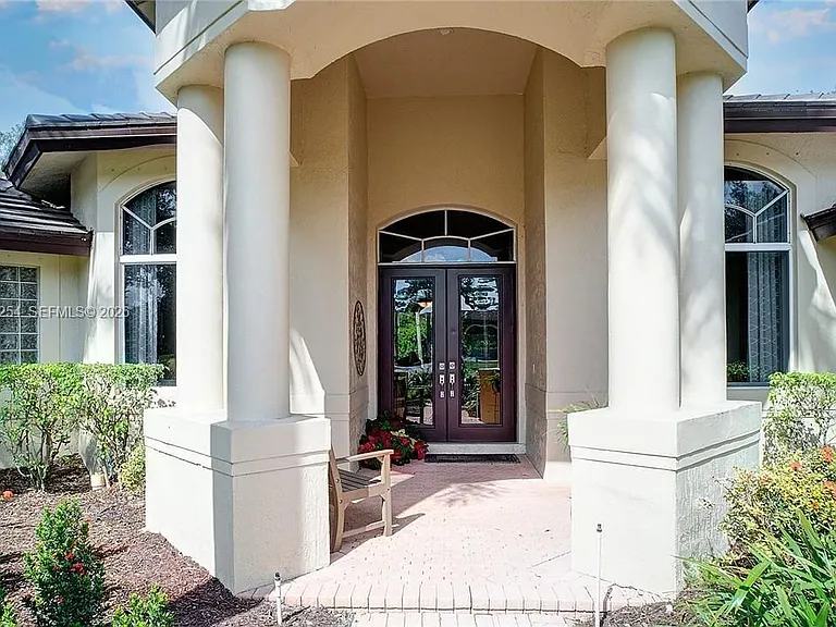 6807 NW 66th Way — Photo 2