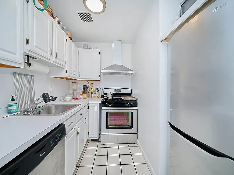 494 9th Ave #2A — Photo 4