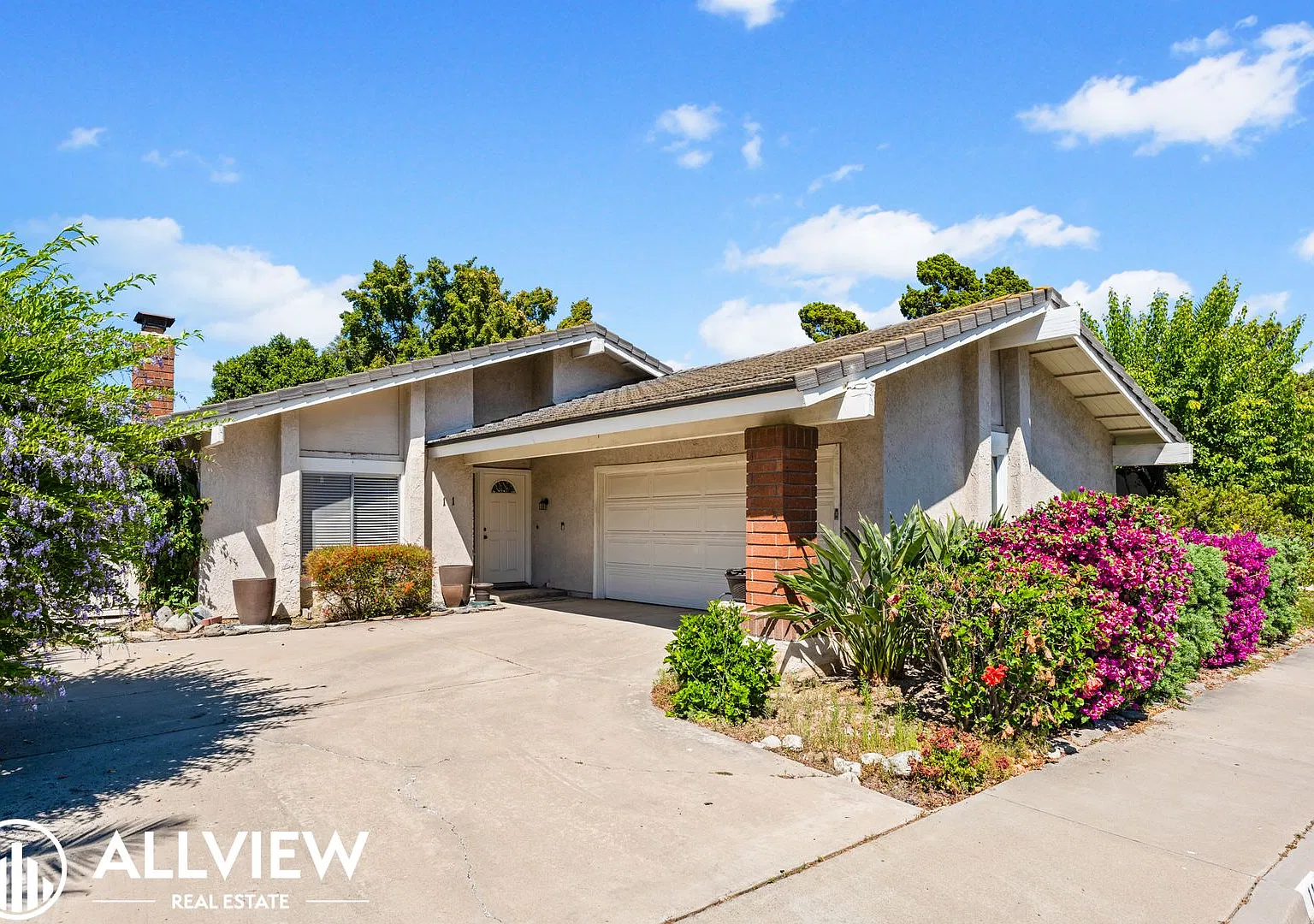 Charming 4 Bed, 2 Bath Single-Level Home Available NOW in Woodbridge! — Photo 2
